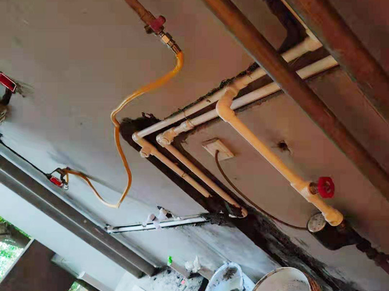 全屋水電改造施工：裝修一套房，水電工作是隱蔽工程，改造完畢后，各種水管、電線等都需埋在墻面、地下或吊頂里，后期不能進行檢查維修，因此入墻材料的質(zhì)量就是重中之重必須做好。而如何規(guī)劃水電走向呢？就需要前期將家電家具的位置尺寸都定好，多預備幾個空余，以后使用起來才不會后悔莫及。