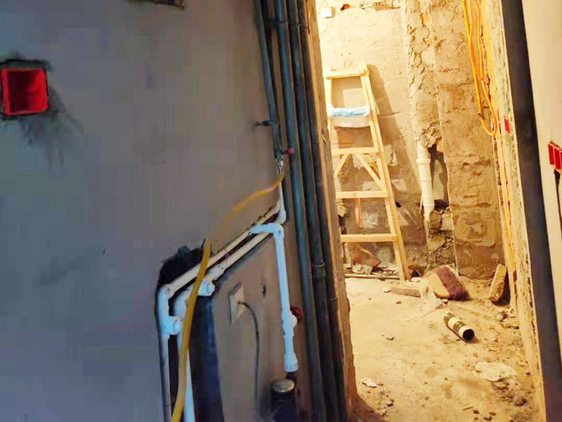 全屋水電改造施工：裝修一套房，水電工作是隱蔽工程，改造完畢后，各種水管、電線等都需埋在墻面、地下或吊頂里，后期不能進行檢查維修，因此入墻材料的質(zhì)量就是重中之重必須做好。而如何規(guī)劃水電走向呢？就需要前期將家電家具的位置尺寸都定好，多預備幾個空余，以后使用起來才不會后悔莫及。