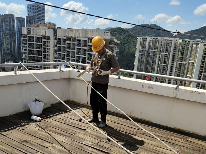 外墻高空作業(yè)：高空作業(yè)需要知道的小知識：高于地面2米以上(含2米)，且為懸空的高度作業(yè)是為高空作業(yè)。 安全措施需要注意這些點：高空作業(yè)人員必須正確佩帶安全帽，必須系好安全帶，并掛在牢固處(高掛低用)。高空作業(yè)嚴(yán)禁上下拋物，小型工具、配件用工具包盛裝或使用吊籃吊裝。檢查腳手架的扣件是否完好、螺栓是否擰緊;必須佩帶安全帶并掛牢(可拴在護(hù)欄上)。