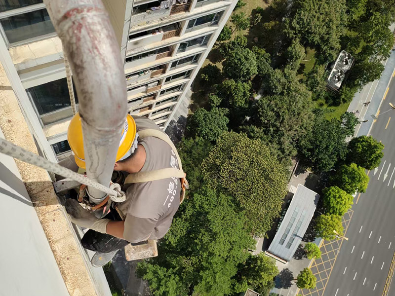 外墻高空作業(yè)：高空作業(yè)需要知道的小知識：高于地面2米以上(含2米)，且為懸空的高度作業(yè)是為高空作業(yè)。 安全措施需要注意這些點：高空作業(yè)人員必須正確佩帶安全帽，必須系好安全帶，并掛在牢固處(高掛低用)。高空作業(yè)嚴(yán)禁上下拋物，小型工具、配件用工具包盛裝或使用吊籃吊裝。檢查腳手架的扣件是否完好、螺栓是否擰緊;必須佩帶安全帶并掛牢(可拴在護(hù)欄上)。