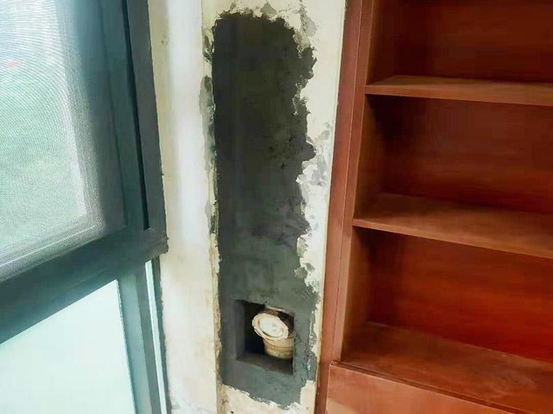 墻內(nèi)主水管漏水維修：主水管漏水點相較其他水管更大，如果上面樓層不高就可以直接讓樓上不要用水，不然就要將整棟樓的水停下來，否則就會影響到后期的施工。更換的時候要將漏水的地方截掉，然后套上尺寸相同的新管，并用PVC膠水把連接處粘好。假如滲透的不嚴(yán)重，那么直接用PVC膠水粘結(jié)好，再拿防水布裹緊即可。最后再墻面修復(fù)。