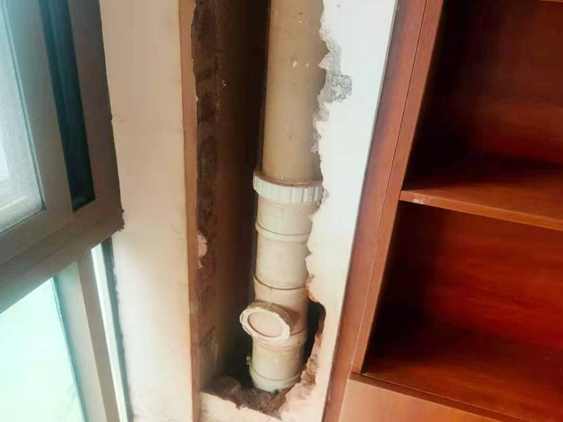 墻內(nèi)主水管漏水維修：主水管漏水點相較其他水管更大，如果上面樓層不高就可以直接讓樓上不要用水，不然就要將整棟樓的水停下來，否則就會影響到后期的施工。更換的時候要將漏水的地方截掉，然后套上尺寸相同的新管，并用PVC膠水把連接處粘好。假如滲透的不嚴(yán)重，那么直接用PVC膠水粘結(jié)好，再拿防水布裹緊即可。最后再墻面修復(fù)。
