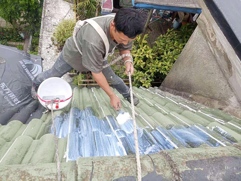 屋面防水卷材后刷防水：防水層鋪貼之前，所有其它工程必須施工完畢，然后清理基層。基層必須平整、堅固、無松動、起砂、起鼓、 凹凸和裂縫，而且防水一般都是兩遍，最好是卷材防水和涂料防水一起做，這樣最保險，在基層先均勻涂刷基層處理劑一層。待基層處理劑干燥后,可涂刷膠粘劑，應(yīng)一次涂刷均勻。將卷材按預(yù)定位置放好后開始鋪貼，用膠粘劑粘平，干燥數(shù)分鐘后用壓輥壓實。