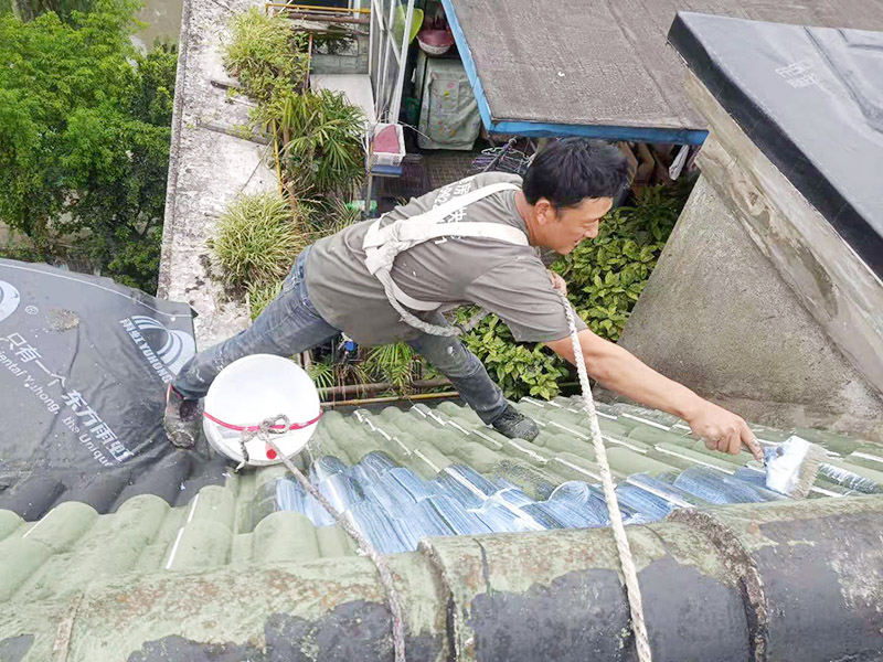 屋面防水卷材后刷防水：防水層鋪貼之前，所有其它工程必須施工完畢，然后清理基層?；鶎颖仨毱秸?、堅固、無松動、起砂、起鼓、 凹凸和裂縫，而且防水一般都是兩遍，最好是卷材防水和涂料防水一起做，這樣最保險，在基層先均勻涂刷基層處理劑一層。待基層處理劑干燥后,可涂刷膠粘劑，應(yīng)一次涂刷均勻。將卷材按預(yù)定位置放好后開始鋪貼，用膠粘劑粘平，干燥數(shù)分鐘后用壓輥壓實。