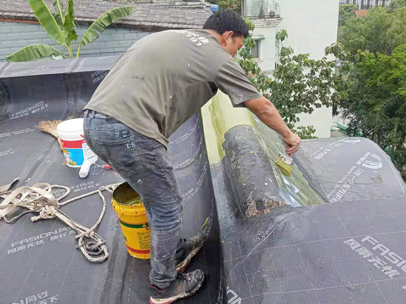屋面防水卷材后刷防水：防水層鋪貼之前，所有其它工程必須施工完畢，然后清理基層?；鶎颖仨毱秸?、堅固、無松動、起砂、起鼓、 凹凸和裂縫，而且防水一般都是兩遍，最好是卷材防水和涂料防水一起做，這樣最保險，在基層先均勻涂刷基層處理劑一層。待基層處理劑干燥后,可涂刷膠粘劑，應(yīng)一次涂刷均勻。將卷材按預(yù)定位置放好后開始鋪貼，用膠粘劑粘平，干燥數(shù)分鐘后用壓輥壓實。