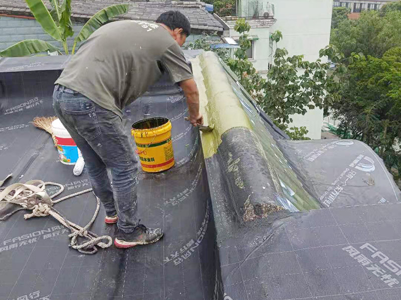屋面防水卷材后刷防水：防水層鋪貼之前，所有其它工程必須施工完畢，然后清理基層?；鶎颖仨毱秸?、堅固、無松動、起砂、起鼓、 凹凸和裂縫，而且防水一般都是兩遍，最好是卷材防水和涂料防水一起做，這樣最保險，在基層先均勻涂刷基層處理劑一層。待基層處理劑干燥后,可涂刷膠粘劑，應(yīng)一次涂刷均勻。將卷材按預(yù)定位置放好后開始鋪貼，用膠粘劑粘平，干燥數(shù)分鐘后用壓輥壓實。