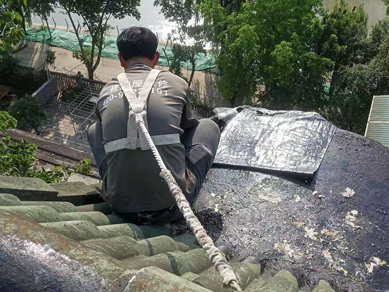 屋面防水卷材鋪貼：防水層鋪貼之前，其它工程施工完畢后清理基層。保證基層平整且干凈，然后再待表面瀝青熔化一薄層后，邊烘烤邊向前滾動卷材，并用壓輥壓實(shí)，熔化卷材表面瀝青，不能過多地流淌，或者用膠粘劑粘平，干燥數(shù)分鐘后用壓輥壓實(shí)。