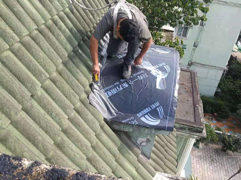 屋面防水卷材鋪貼：防水層鋪貼之前，其它工程施工完畢后清理基層。保證基層平整且干凈，然后再待表面瀝青熔化一薄層后，邊烘烤邊向前滾動卷材，并用壓輥壓實(shí)，熔化卷材表面瀝青，不能過多地流淌，或者用膠粘劑粘平，干燥數(shù)分鐘后用壓輥壓實(shí)。