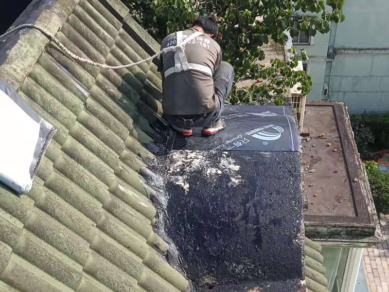 屋面防水卷材鋪貼：防水層鋪貼之前，其它工程施工完畢后清理基層。保證基層平整且干凈，然后再待表面瀝青熔化一薄層后，邊烘烤邊向前滾動卷材，并用壓輥壓實(shí)，熔化卷材表面瀝青，不能過多地流淌，或者用膠粘劑粘平，干燥數(shù)分鐘后用壓輥壓實(shí)。