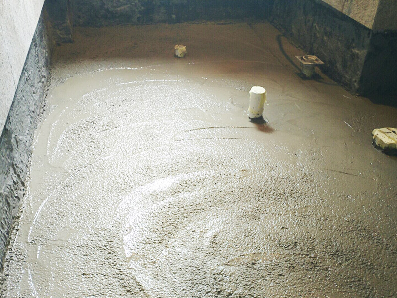 廁所地面找平施工：更換衛(wèi)生間的地磚，在將原有地磚鑿去之后，一定要先用水泥砂漿將地面找平，回填建議最理想用陶粒，次之用輕質(zhì)磚，常用建渣，亦可架空，煤渣也可較少了。然后再做防水處理。攪勻防水材料，要均勻一致，操作時(shí)先墻面后地面，從內(nèi)向外退著操作,待干固后做閉水試驗(yàn)幾天，然后再開始貼磚。