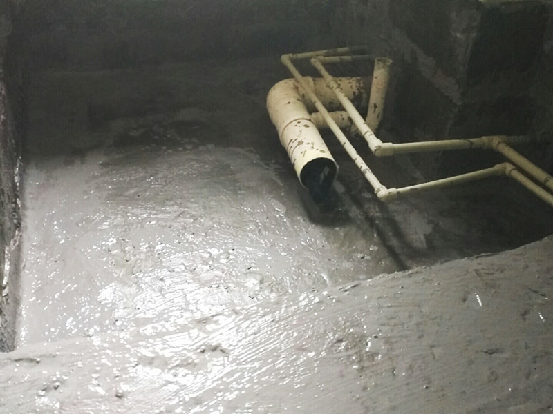 廁所地面找平施工：更換衛(wèi)生間的地磚，在將原有地磚鑿去之后，一定要先用水泥砂漿將地面找平，回填建議最理想用陶粒，次之用輕質(zhì)磚，常用建渣，亦可架空，煤渣也可較少了。然后再做防水處理。攪勻防水材料，要均勻一致，操作時(shí)先墻面后地面，從內(nèi)向外退著操作,待干固后做閉水試驗(yàn)幾天，然后再開始貼磚。