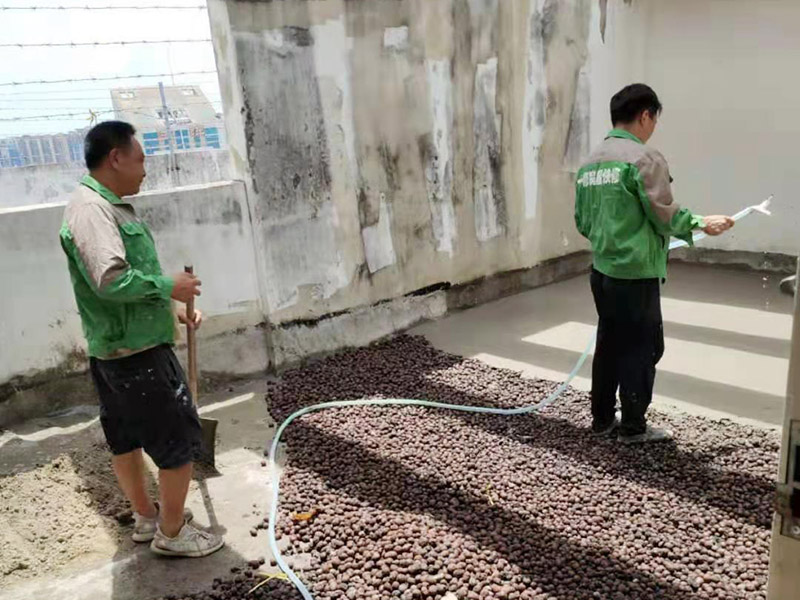地面陶粒找平：首先需要在地面和墻體連著做兩遍防水，而且墻體的高度最少要高出40公分；然后用混凝土制作若干小格子，并填充防潮陶粒；接著在格子上鋪制鋼筋網，保持陶粒層的牢固；最后在陶粒層上鋪墊混凝土并找平，待干透后再刷素水泥漿就好。