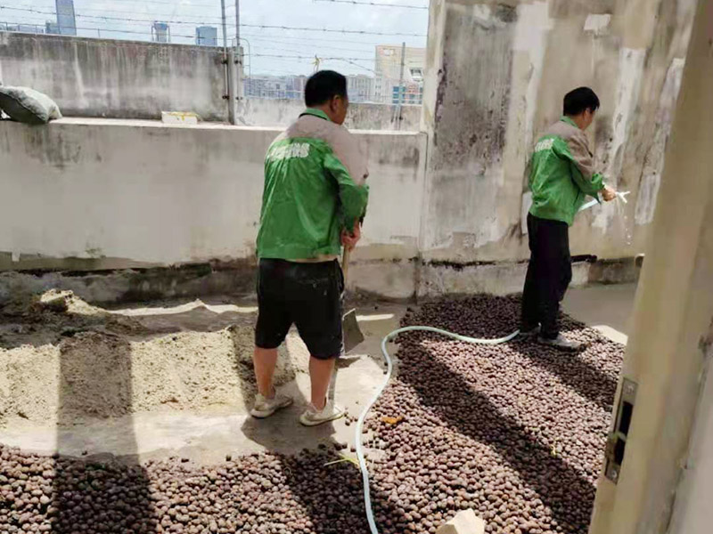 地面陶粒找平：首先需要在地面和墻體連著做兩遍防水，而且墻體的高度最少要高出40公分；然后用混凝土制作若干小格子，并填充防潮陶粒；接著在格子上鋪制鋼筋網，保持陶粒層的牢固；最后在陶粒層上鋪墊混凝土并找平，待干透后再刷素水泥漿就好。