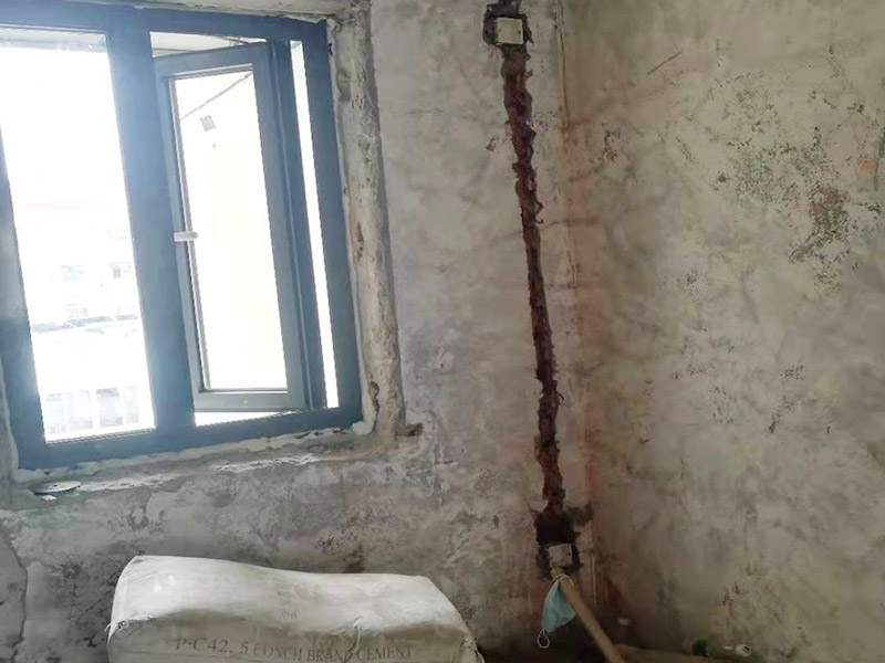 全屋電路改造：電路是家居裝飾中的隱藏工程，是家居裝飾的必然步驟。彈好平行與垂直線開槽，放好開關插座底盒，而開關插座底合安裝要彈水平線開槽，廚衛(wèi)間須根據設計的使用功能進行彈線開槽。布線都是使用線管進行暗埋，電線需要并頭連接，不能隨便連接，接頭處需要使用按壓接線法，線接好之后，使用絕緣膠布包住。