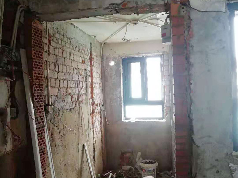 全屋電路改造：電路是家居裝飾中的隱藏工程，是家居裝飾的必然步驟。彈好平行與垂直線開槽，放好開關插座底盒，而開關插座底合安裝要彈水平線開槽，廚衛(wèi)間須根據設計的使用功能進行彈線開槽。布線都是使用線管進行暗埋，電線需要并頭連接，不能隨便連接，接頭處需要使用按壓接線法，線接好之后，使用絕緣膠布包住。
