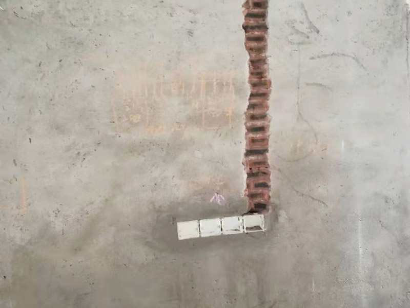 全屋電路改造：電路是家居裝飾中的隱藏工程，是家居裝飾的必然步驟。彈好平行與垂直線開槽，放好開關插座底盒，而開關插座底合安裝要彈水平線開槽，廚衛(wèi)間須根據設計的使用功能進行彈線開槽。布線都是使用線管進行暗埋，電線需要并頭連接，不能隨便連接，接頭處需要使用按壓接線法，線接好之后，使用絕緣膠布包住。
