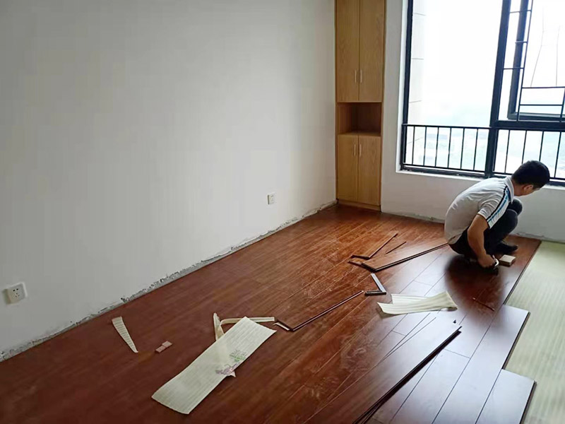木地板鋪貼案例：首先是先清理地面，清理干凈、平整之后，先要鋪設(shè)一層防潮地墊，在離墻大約預(yù)留1-3英寸的空隙，為了防止地板的第一行的地板滑動(dòng)，必須用間隔的裝置或者楔子固定。按照一定的角度安在已經(jīng)安裝好的地板上，要保證地板比較長的一邊與上一行板結(jié)合的盡可能緊密。
