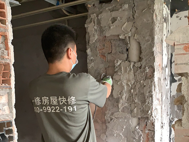 墻面基層鏟除裝修：舊墻面基層處理相對(duì)新墻面較為復(fù)雜。現(xiàn)在將舊墻上的裝飾物去掉，然后將舊墻上的灰塵、油污等清理干凈。對(duì)于舊墻面上裂紋脫落的地方，可以用水泥砂漿進(jìn)行其修復(fù)，進(jìn)行墻面的拉毛壓扁處理。