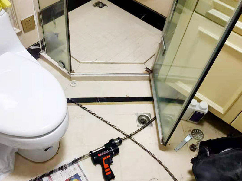 浴室鋼化膜防水涂刷：浴室玻璃墻防水工程和涂料，因?yàn)樵∈覞駳獗容^重，所以都需要耐性比較好的，爆嗮不會(huì)裂開，低溫性也要好的，高溫不變軟，綠樹環(huán)保的，所以要選擇那些具有防水，防腐特點(diǎn)的材料。