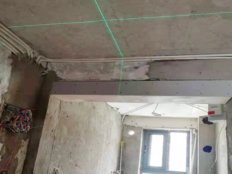 舊房翻新吊頂裝修：首先進(jìn)行房屋的主體拆除。在做好全屋家具等成品保護(hù)，將舊房的墻面、門窗燈進(jìn)行拆除，重新做好衛(wèi)生間和廚房的防水工作，在拆除的過程中及時(shí)清理產(chǎn)生的垃圾，保持房屋的干凈、整潔。