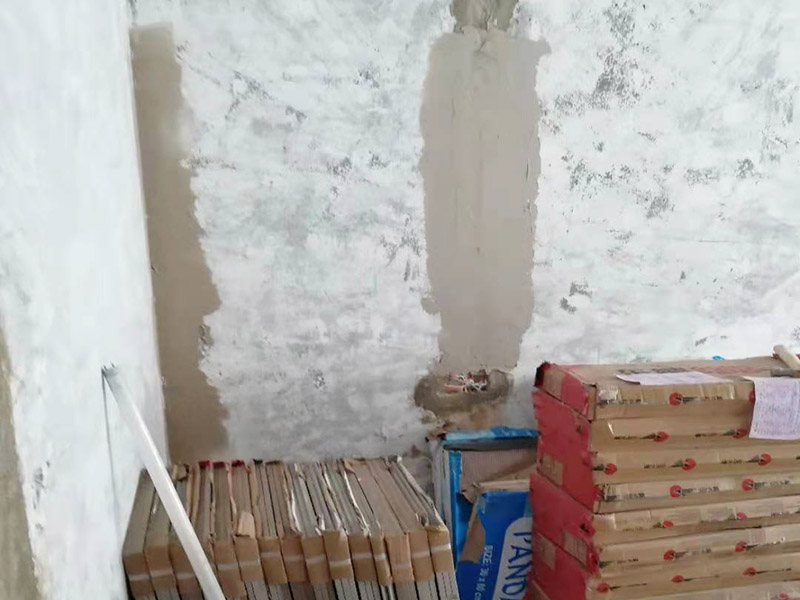舊房翻新吊頂裝修：首先進(jìn)行房屋的主體拆除。在做好全屋家具等成品保護(hù)，將舊房的墻面、門窗燈進(jìn)行拆除，重新做好衛(wèi)生間和廚房的防水工作，在拆除的過程中及時(shí)清理產(chǎn)生的垃圾，保持房屋的干凈、整潔。