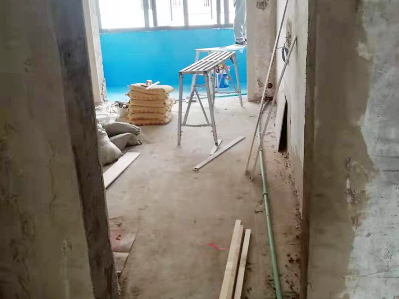 舊房翻新吊頂裝修：首先進(jìn)行房屋的主體拆除。在做好全屋家具等成品保護(hù)，將舊房的墻面、門窗燈進(jìn)行拆除，重新做好衛(wèi)生間和廚房的防水工作，在拆除的過程中及時(shí)清理產(chǎn)生的垃圾，保持房屋的干凈、整潔。