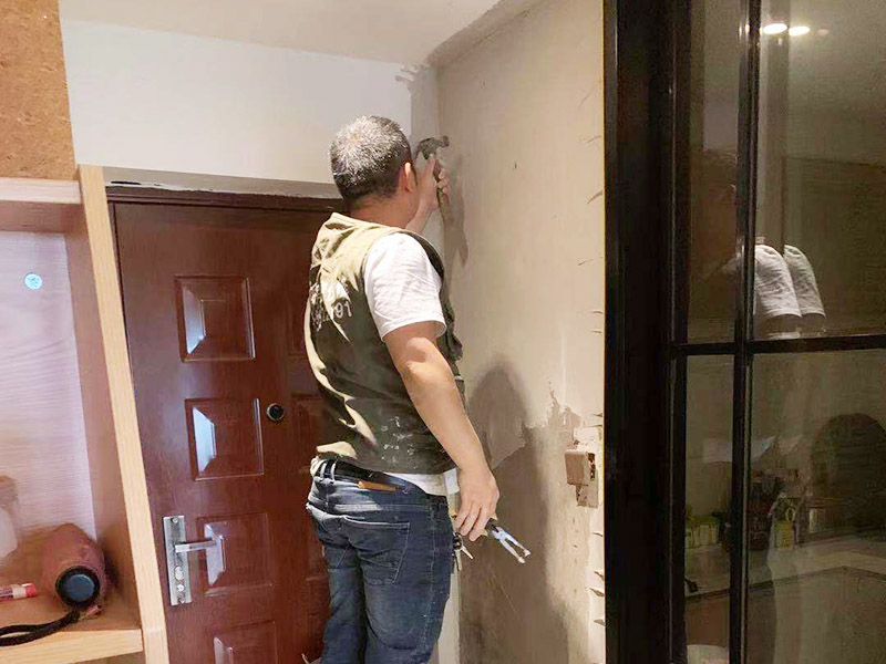 入戶門墻面翻新：翻新前，需要先將舊漆面鏟除干凈，之后在進(jìn)行打磨，將墻面的浮沉雜物都清理干凈。然后基層做完后，需要將施工區(qū)域的家具物件移除，避免在翻新過程中，使家具受到損傷。檢測一下墻面的平整度，膩子刮兩遍即可，再刷底漆，最后對墻面進(jìn)行油漆涂刷。注意施工完后要記得通風(fēng)哦。