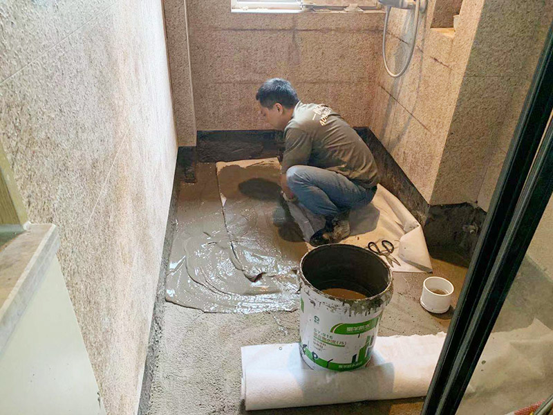 衛(wèi)生間地面防水貼磚：衛(wèi)生間地面先清理基層，然后用水泥砂漿修補鋪平,然后涂上防水涂料。 然后貼磚先把地板上灑上水，然后灑一層干水泥，再鋪一層沙漿，然后把地磚鋪在沙漿上。