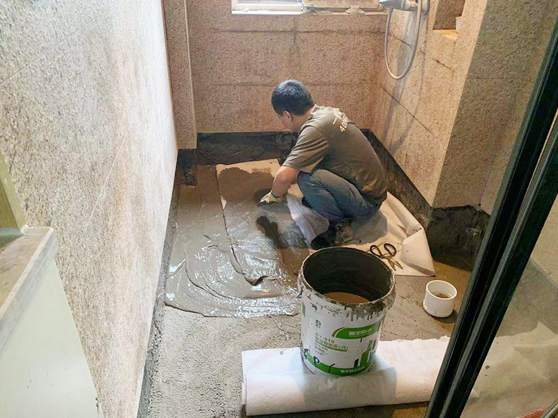 衛(wèi)生間地面防水貼磚：衛(wèi)生間地面先清理基層，然后用水泥砂漿修補鋪平,然后涂上防水涂料。 然后貼磚先把地板上灑上水，然后灑一層干水泥，再鋪一層沙漿，然后把地磚鋪在沙漿上。