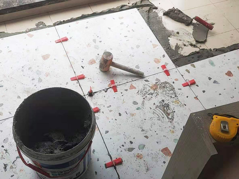 陽臺(tái)地磚不拆除鋪貼：不拆除原地磚,在原地磚上再鋪地磚可以嗎？可以，這樣能省一些成本，不過效果可能就沒有拆除地磚來的好。先將舊瓷磚的表面清理干凈，然后使用瓷磚粘結(jié)劑在舊瓷磚上做一層基礎(chǔ)涂刷，新的瓷磚背面也要抹上一層粘結(jié)劑（涂抹厚度只要覆蓋住背面的紋理即可），之后就可以直接貼新瓷磚了。