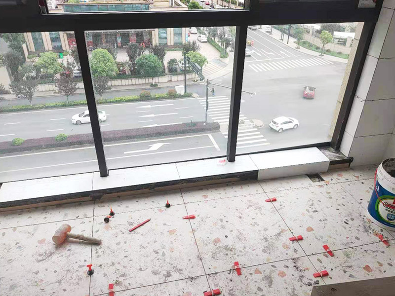 陽臺(tái)地磚不拆除鋪貼：不拆除原地磚,在原地磚上再鋪地磚可以嗎？可以，這樣能省一些成本，不過效果可能就沒有拆除地磚來的好。先將舊瓷磚的表面清理干凈，然后使用瓷磚粘結(jié)劑在舊瓷磚上做一層基礎(chǔ)涂刷，新的瓷磚背面也要抹上一層粘結(jié)劑（涂抹厚度只要覆蓋住背面的紋理即可），之后就可以直接貼新瓷磚了。