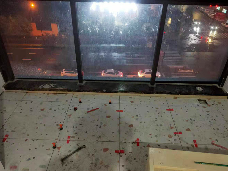 陽臺(tái)地磚不拆除鋪貼：不拆除原地磚,在原地磚上再鋪地磚可以嗎？可以，這樣能省一些成本，不過效果可能就沒有拆除地磚來的好。先將舊瓷磚的表面清理干凈，然后使用瓷磚粘結(jié)劑在舊瓷磚上做一層基礎(chǔ)涂刷，新的瓷磚背面也要抹上一層粘結(jié)劑（涂抹厚度只要覆蓋住背面的紋理即可），之后就可以直接貼新瓷磚了。
