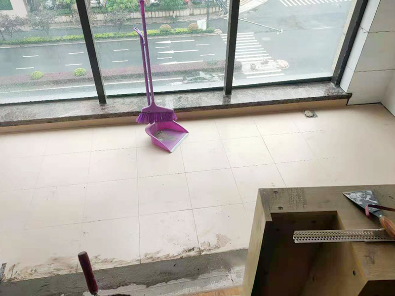 陽臺(tái)地磚不拆除鋪貼：不拆除原地磚,在原地磚上再鋪地磚可以嗎？可以，這樣能省一些成本，不過效果可能就沒有拆除地磚來的好。先將舊瓷磚的表面清理干凈，然后使用瓷磚粘結(jié)劑在舊瓷磚上做一層基礎(chǔ)涂刷，新的瓷磚背面也要抹上一層粘結(jié)劑（涂抹厚度只要覆蓋住背面的紋理即可），之后就可以直接貼新瓷磚了。