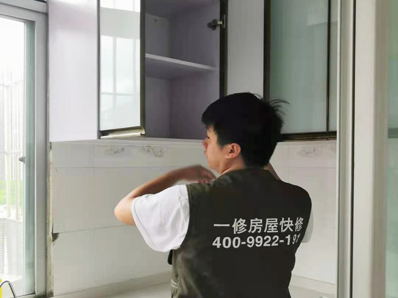 廚房裝修翻新完工：首先要做好的就是廚房的成品保護(hù)，然后就可以開始對廚房中不合理的地方根據(jù)設(shè)計(jì)圖和現(xiàn)場的規(guī)劃進(jìn)行打拆工作了，瓷磚鋪設(shè)完成和天花都做好之后，就要開始安裝櫥柜和櫥柜臺(tái)面、灶臺(tái)、水槽等家具，安裝好之后，需要對櫥柜進(jìn)行調(diào)試。