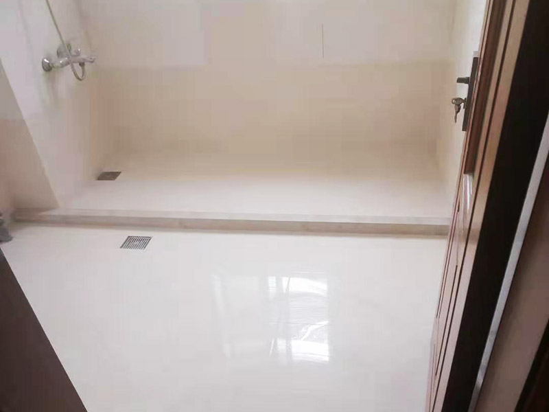 舊房廁所防水貼磚：首先要將瓷磚表面的污漬與雜物給清空，還要保持表面的干燥，需要注意的是地面和墻體都要做防水的、因?yàn)檫@樣防水效果是最好的，其次就是防水涂料，需要要反復(fù)涂抹均勻，晾干后在進(jìn)行潑灑實(shí)驗(yàn)，確認(rèn)防水是否完善。