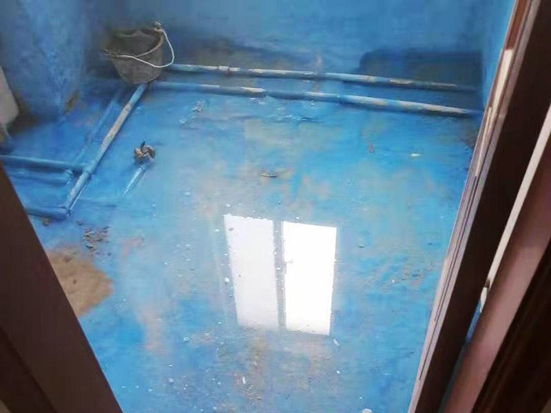 舊房廁所防水貼磚：首先要將瓷磚表面的污漬與雜物給清空，還要保持表面的干燥，需要注意的是地面和墻體都要做防水的、因?yàn)檫@樣防水效果是最好的，其次就是防水涂料，需要要反復(fù)涂抹均勻，晾干后在進(jìn)行潑灑實(shí)驗(yàn)，確認(rèn)防水是否完善。