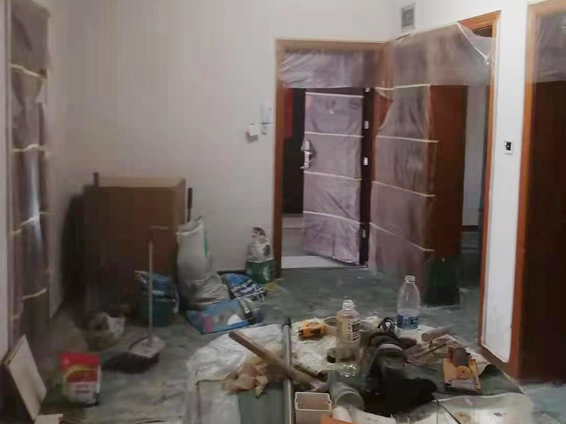 舊房廁所防水貼磚：首先要將瓷磚表面的污漬與雜物給清空，還要保持表面的干燥，需要注意的是地面和墻體都要做防水的、因?yàn)檫@樣防水效果是最好的，其次就是防水涂料，需要要反復(fù)涂抹均勻，晾干后在進(jìn)行潑灑實(shí)驗(yàn)，確認(rèn)防水是否完善。