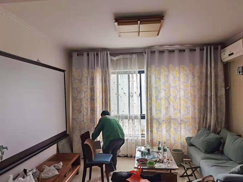 客廳翻新裝修：老墻面的水泥層都有可能存在損壞嚴(yán)重的情況，可以將損壞的墻面部分全部鏟除，之后再使用水泥進(jìn)行涂抹。然后刷底漆，底漆具有防潮、保護(hù)墻面、提高墻面粉刷效果的作用。必不可少的步驟。后面就能刷乳膠漆，記得進(jìn)行涂刷的時候也要從上到下順著一個方向進(jìn)行涂刷。