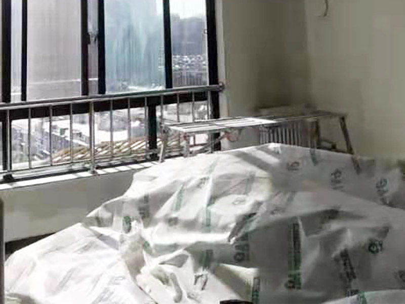 客廳翻新裝修：老墻面的水泥層都有可能存在損壞嚴(yán)重的情況，可以將損壞的墻面部分全部鏟除，之后再使用水泥進(jìn)行涂抹。然后刷底漆，底漆具有防潮、保護(hù)墻面、提高墻面粉刷效果的作用。必不可少的步驟。后面就能刷乳膠漆，記得進(jìn)行涂刷的時候也要從上到下順著一個方向進(jìn)行涂刷。