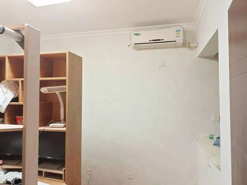 墻紙鋪貼翻新：墻紙空鼓脫落一般由于原有基底不一定密實(shí),直接在原來的壁紙上鋪貼壁紙會(huì)存在較大的風(fēng)險(xiǎn),需要將原有壁紙全部鏟除,測(cè)量好墻體的高度，用壁紙刀裁切壁紙。注意，裁切的壁紙長度一般要多出墻面高度20～30mm,以方便最后的切邊處理。