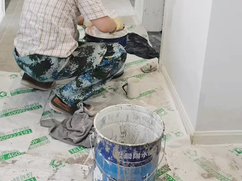 墻面粉刷翻新裝修：鏟除原有墻面已經(jīng)被水浸過的部分，或用尼龍刷或者粗砂紙將其鏟除，磨平。直到露出水泥砂漿墻面或膩?zhàn)訉?。凸凹不平的表面需要找平就可以批刮膩?zhàn)樱?膩?zhàn)哟蚰ネ戤吅?，?huì)留下一些瑕疵。所以刷過一遍漆后才會(huì)很明顯，這時(shí)候就需要找補(bǔ)了。接著底漆的刷涂效果會(huì)直接影響面漆的效果。