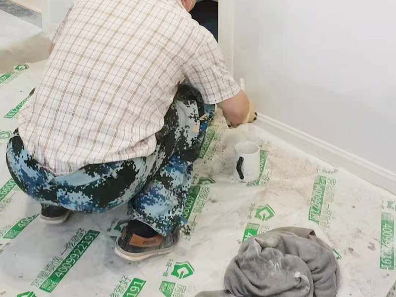 墻面粉刷翻新裝修：鏟除原有墻面已經(jīng)被水浸過的部分，或用尼龍刷或者粗砂紙將其鏟除，磨平。直到露出水泥砂漿墻面或膩?zhàn)訉?。凸凹不平的表面需要找平就可以批刮膩?zhàn)樱?膩?zhàn)哟蚰ネ戤吅?，?huì)留下一些瑕疵。所以刷過一遍漆后才會(huì)很明顯，這時(shí)候就需要找補(bǔ)了。接著底漆的刷涂效果會(huì)直接影響面漆的效果。