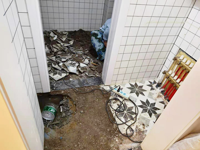 衛(wèi)生間地磚拆除找漏：首先為了拆除的進(jìn)度，將衛(wèi)生間里的衛(wèi)浴家具拆除搬出另外存放，然后開始鏟除原有的墻磚和地磚，衛(wèi)生間的防水通常是水電改完后進(jìn)行的，所以做防水前一定要封堵好下水管道，以免堵塞，小型的水管采用管用螺母封堵，大型的下水管道采用pvc纏繞膜進(jìn)行封堵。