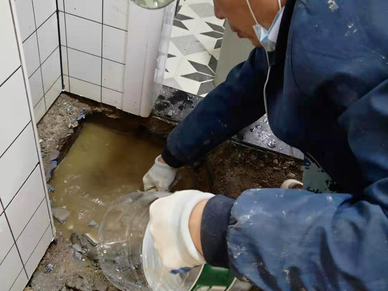 衛(wèi)生間地磚拆除找漏：首先為了拆除的進(jìn)度，將衛(wèi)生間里的衛(wèi)浴家具拆除搬出另外存放，然后開始鏟除原有的墻磚和地磚，衛(wèi)生間的防水通常是水電改完后進(jìn)行的，所以做防水前一定要封堵好下水管道，以免堵塞，小型的水管采用管用螺母封堵，大型的下水管道采用pvc纏繞膜進(jìn)行封堵。