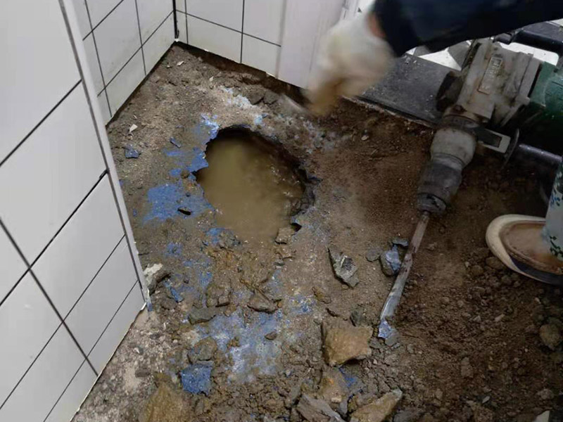 衛(wèi)生間地磚拆除找漏：首先為了拆除的進(jìn)度，將衛(wèi)生間里的衛(wèi)浴家具拆除搬出另外存放，然后開始鏟除原有的墻磚和地磚，衛(wèi)生間的防水通常是水電改完后進(jìn)行的，所以做防水前一定要封堵好下水管道，以免堵塞，小型的水管采用管用螺母封堵，大型的下水管道采用pvc纏繞膜進(jìn)行封堵。