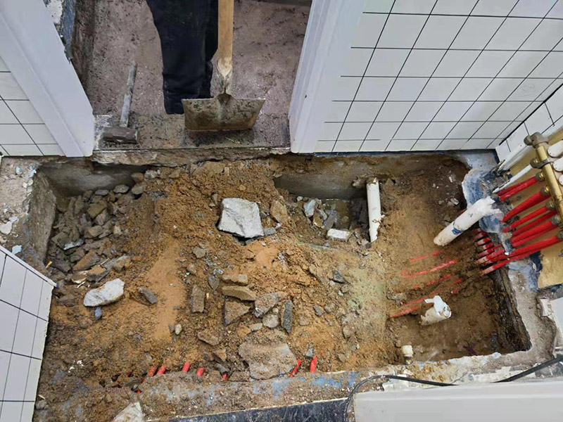 衛(wèi)生間拆除后防水翻新:衛(wèi)生間翻新如果漏水就要更換水電，尤其是那些隱蔽性極強(qiáng)，一般埋在地下或墻壁內(nèi)的。在進(jìn)行翻新的時(shí)候，最好一并更換，不管有沒(méi)有問(wèn)題，這樣都能給日后的生活帶來(lái)保障。更換完水電之后，就可以進(jìn)行瓷磚的鋪貼了。