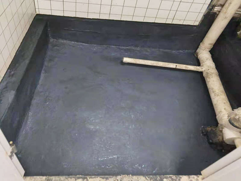衛(wèi)生間拆除后防水翻新:衛(wèi)生間翻新如果漏水就要更換水電，尤其是那些隱蔽性極強(qiáng)，一般埋在地下或墻壁內(nèi)的。在進(jìn)行翻新的時(shí)候，最好一并更換，不管有沒(méi)有問(wèn)題，這樣都能給日后的生活帶來(lái)保障。更換完水電之后，就可以進(jìn)行瓷磚的鋪貼了。