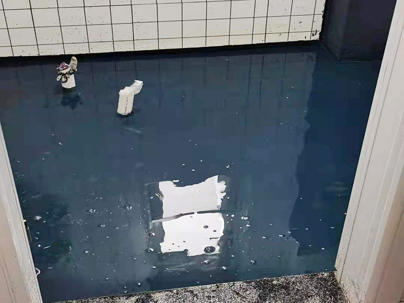 衛(wèi)生間拆除后防水翻新:衛(wèi)生間翻新如果漏水就要更換水電，尤其是那些隱蔽性極強(qiáng)，一般埋在地下或墻壁內(nèi)的。在進(jìn)行翻新的時(shí)候，最好一并更換，不管有沒(méi)有問(wèn)題，這樣都能給日后的生活帶來(lái)保障。更換完水電之后，就可以進(jìn)行瓷磚的鋪貼了。