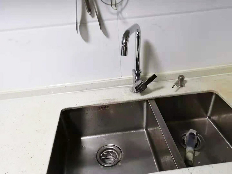 水槽臺(tái)盆打膠維修：把水池放好后，需在盆的四周畫上記號(hào)，并且把水池取下，接著再打玻璃膠即可。等玻璃較打好后，需要把盆放下去壓一下，并把多余的膠用刮板刮掉即可。當(dāng)然，玻璃膠也可以替換成密封條，同樣具備防水作用。