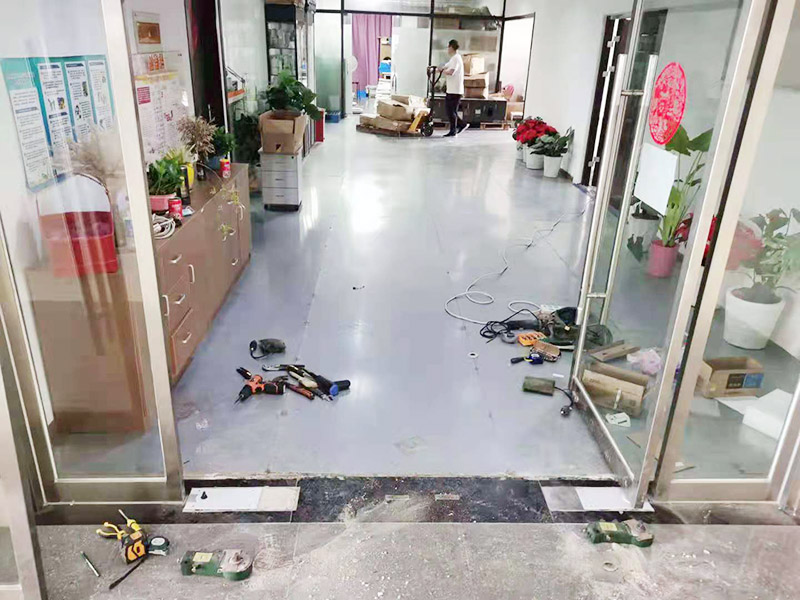 玻璃門地彈簧更換：地彈簧是一種閉門器，而這種閉門器在玻璃門中使用較多。玻璃門地彈簧也是一種液壓式閉門器，其壓緊彈簧的裝置為蝸輪，主要是因?yàn)槲佪喛梢哉聪蛐D(zhuǎn)，根據(jù)玻璃門地彈簧的特點(diǎn)，基本配置是天軸和地軸，除了玻璃門，可以適用于幾乎所有木制、鋼制、鋁合金門和使用玻璃門夾的無邊框玻璃門。